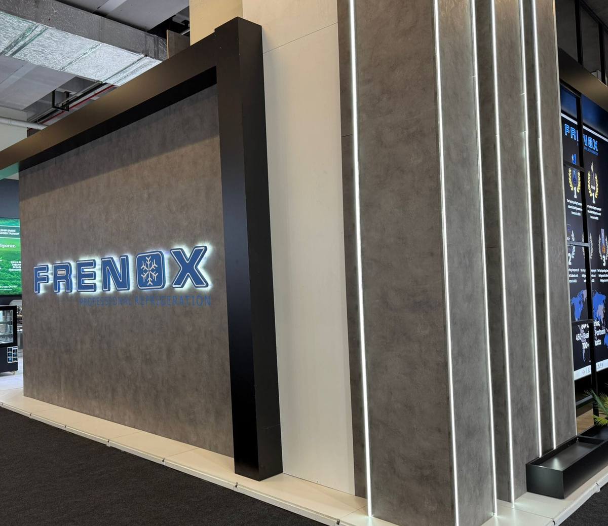 Frenox HOSTECH 2025 standı dış cephesi ve ışıklı Frenox tabelası